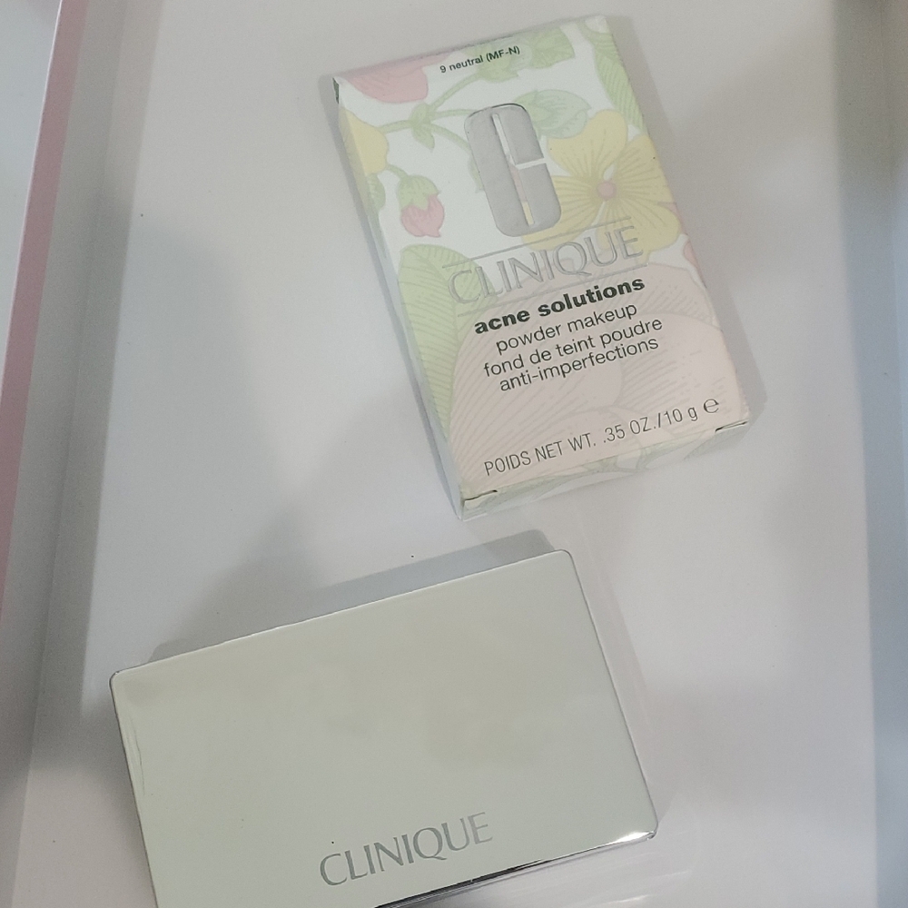 Clinique Acne Solutions Compact with Silver Finish 9 Neutral